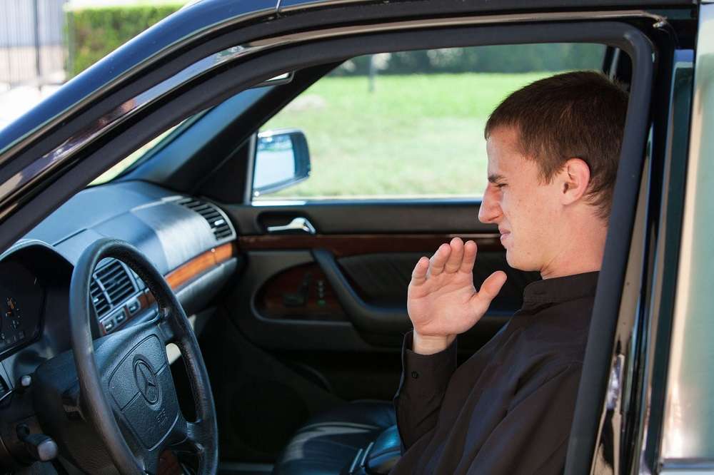 Неприятный запах в салоне автомобиля – основные причины