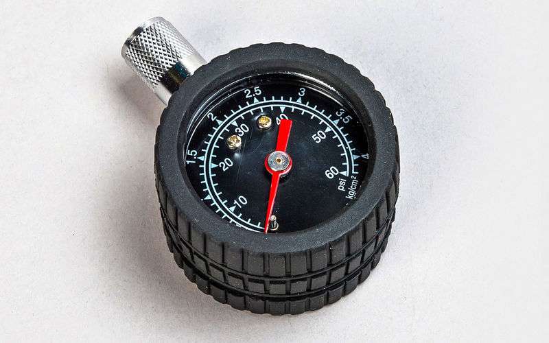 Какой манометр лучше для измерения давления в шинах?