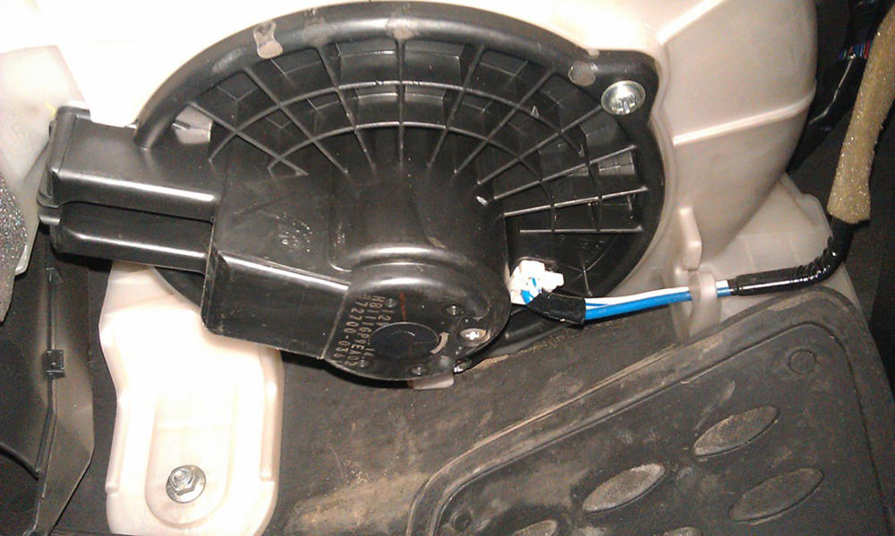 Замена моторчика печки Mazda 5 своими руками