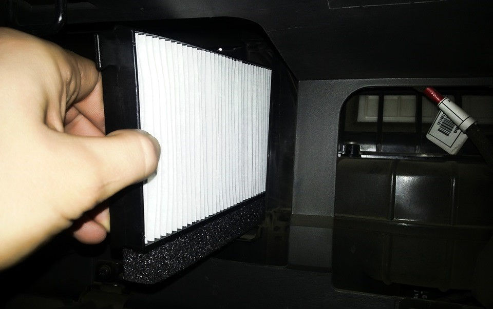 Как самостоятельно поменять салонный фильтр в автомобиле Kia Spectra