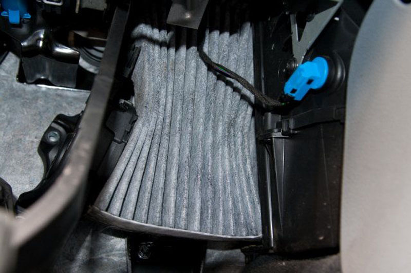 Как самостоятельно поменять фильтр салона в автомобиле Ford Kuga 2
