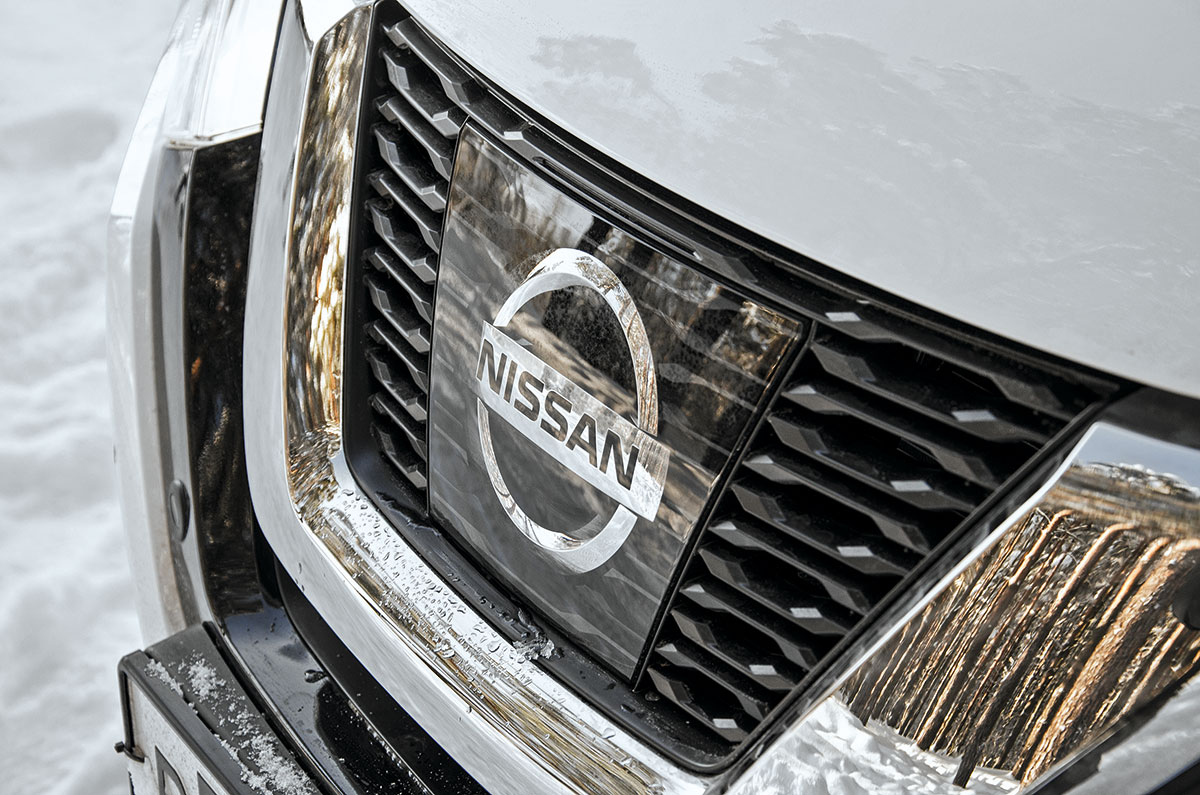 Сравнение Mitsubishi Outlander и Nissan X-Trail: технические характеристики, фото, комплектации и цены