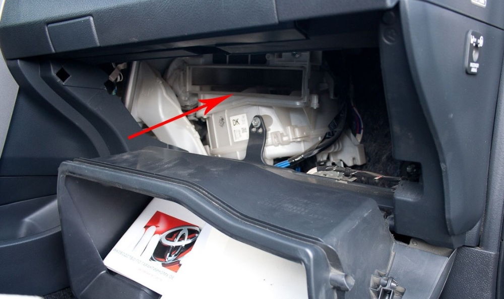Процедура замены салонного фильтра на автомобиле Toyota Avensis