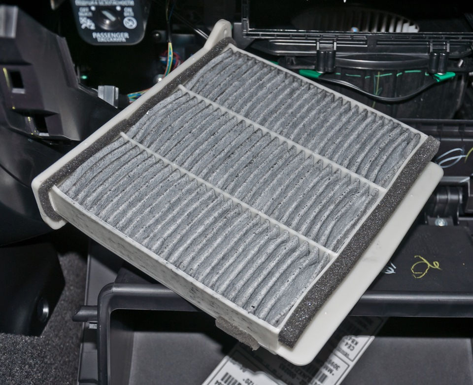 Как меняется салонный фильтр на автомобиле Mitsubishi L200
