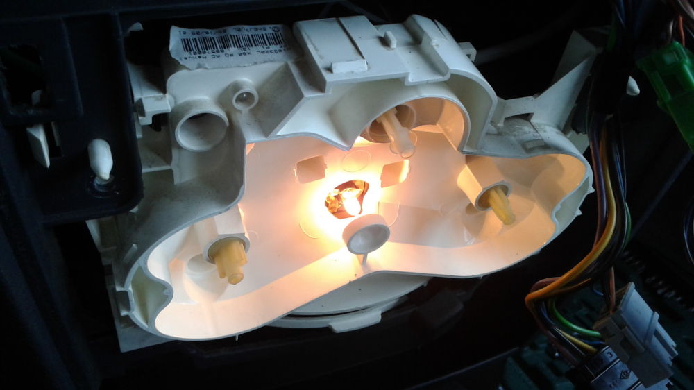 Как поменять лампочку подсветки печки на Renault Logan