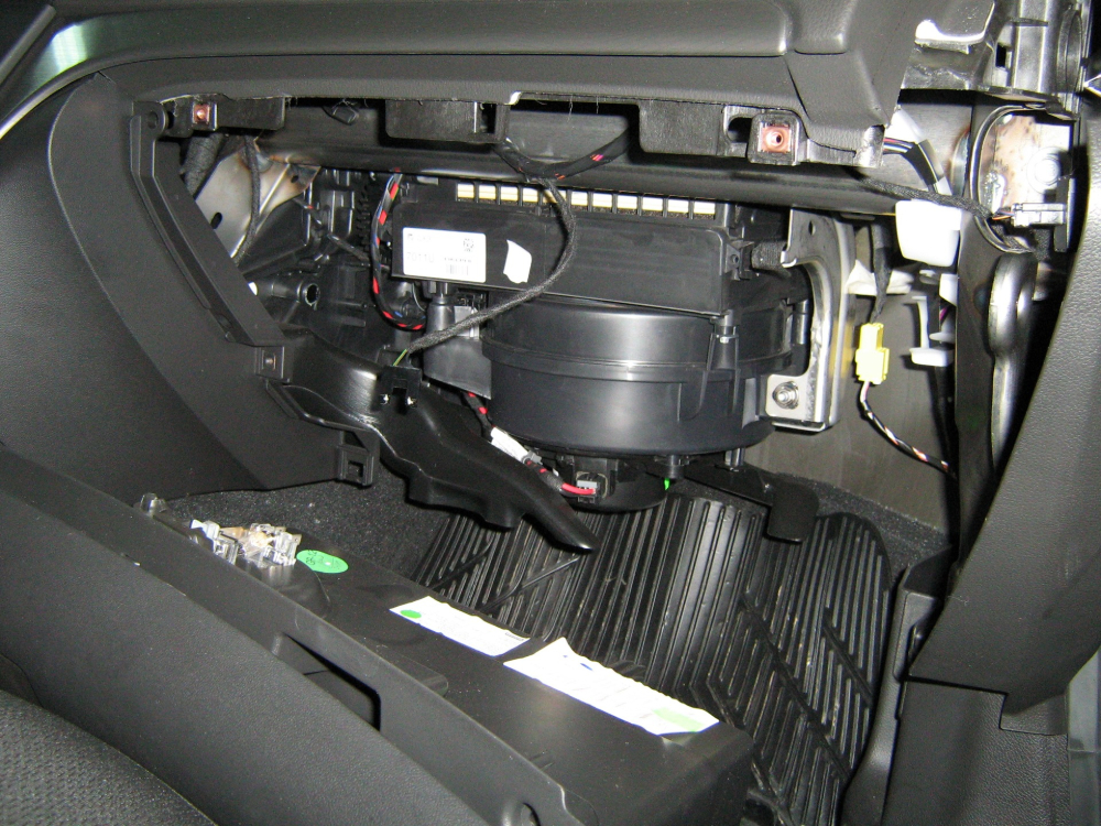 Как правильно менять салонный фильтр на автомобилях Opel Insignia