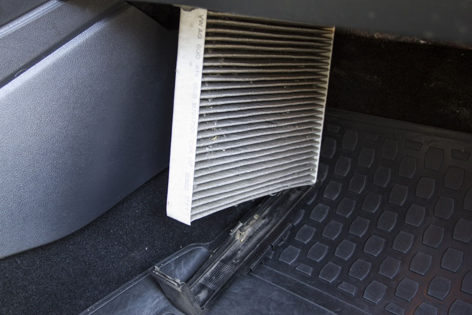 Как правильно заменить салонный фильтр в автомобиле Skoda Rapid