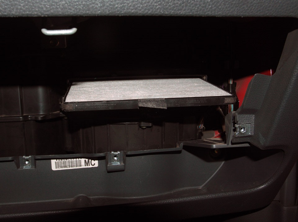 Как делается замена салонного фильтра на автомобилях Chevrolet Spark