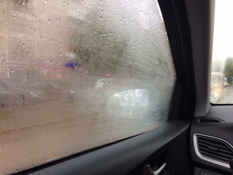Какие ошибки допускают начинающие водители в дождь
