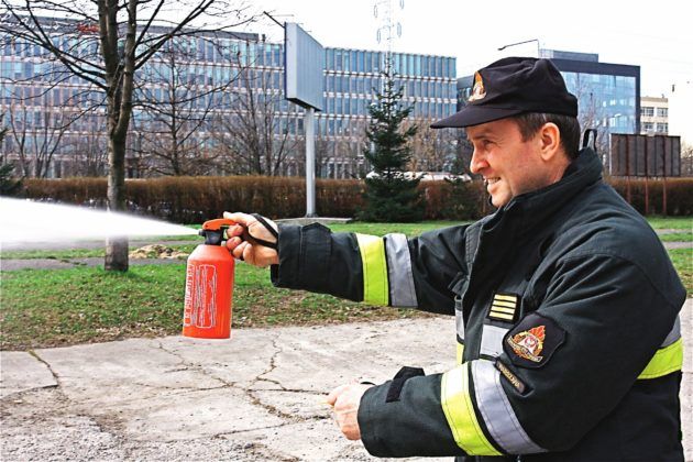 Как правильно использовать автомобильный огнетушитель?