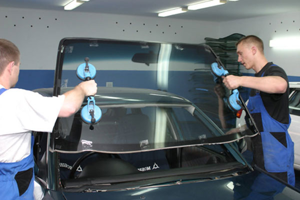 Замена лобового стекла: как правильно использовать машину после ремонта