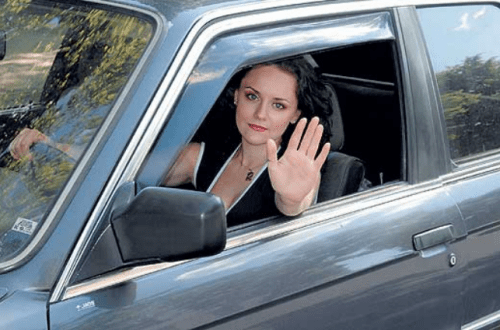 О чем говорят жесты и сигналы водителей на дорогах — как не прослыть валенком
