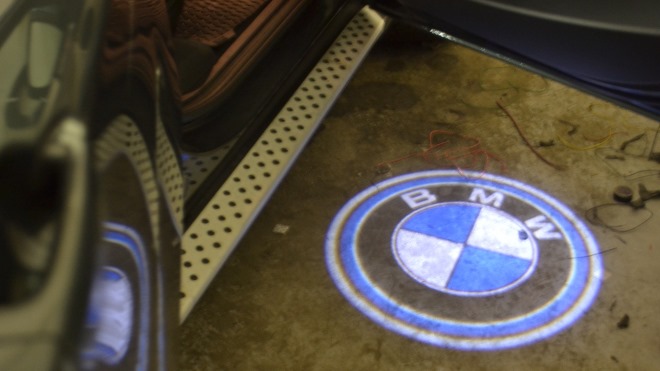 Мегатюнинг — установка проекции с логотипом автомобиля