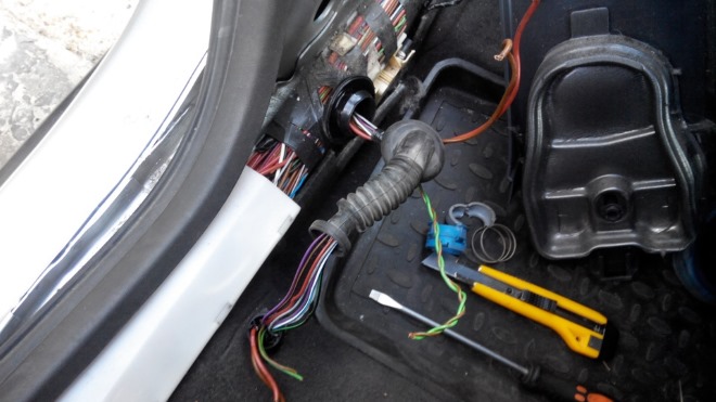 Ремонт проводки в задней двери Opel Astra H