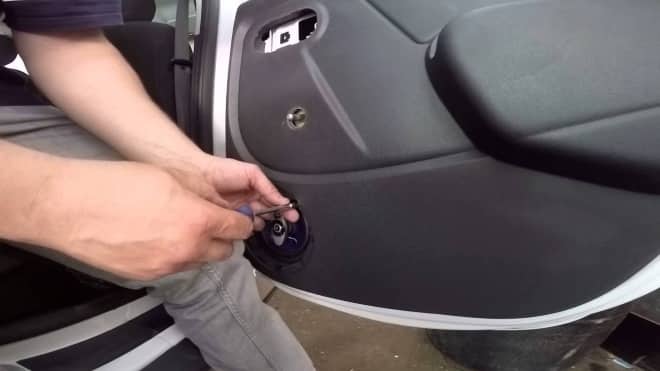 Как самостоятельно снять обшивку двери на Renault Logan