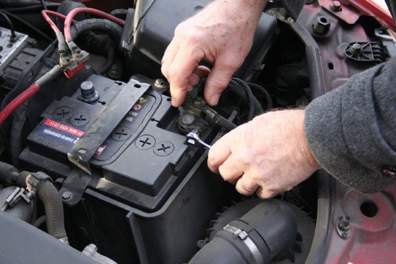 Насколько часто требуется замена аккумулятора в автомобиле и от чего это зависит